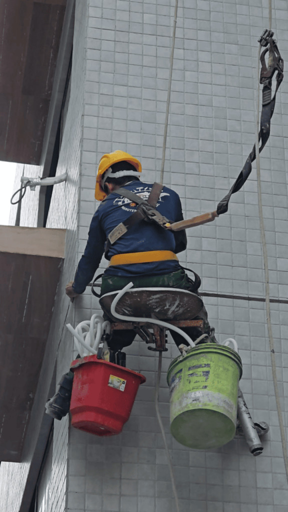 Técnico JHS realizando trabalho em altura